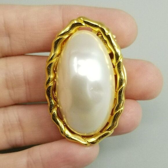 Vintage Faux Pearl and Gold Tone Oval Scarf Clip, 1 1/2 Inches Long, Retro - Picture 1 of 7
